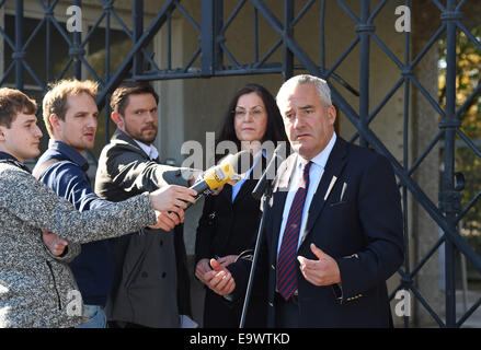 Dachau, Germania. 03 Nov, 2014. Il Ministro bavarese della cultura Ludwig Spaenle e il direttore del memoriale del campo di concentramento di Dachau, Gabriele Hammermann (R), informare la stampa circa il furto di parte del cuscinetto di gate il Nazi slogan "Arbeit macht frei" (lavoro vi rende libera) all'ex campo di concentramento di Dachau, Germania, 03 novembre 2014. Il furto della storica Porta di ferro rimane irrisolto. Foto: ANDREAS GEBERT/dpa/Alamy Live News Foto Stock