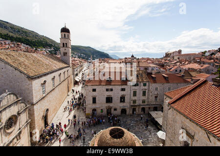 Guardando ad est da Dubrovnik mura cittadine verso il basso il Stradun (o Placa). La torre campanaria del monastero francescano che domina lo skyline Foto Stock