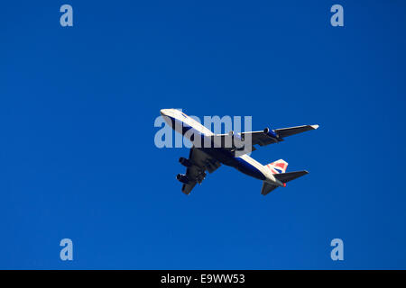 British Airways Boeing 747-436 da sotto contro il cielo blu con il carro verso il basso Foto Stock