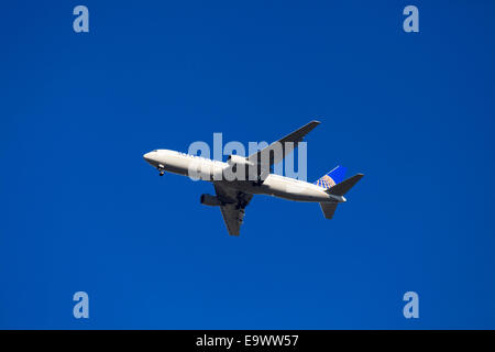 United Airlines Boeing 767-322(ER) da sotto contro il cielo blu con il carro verso il basso Foto Stock