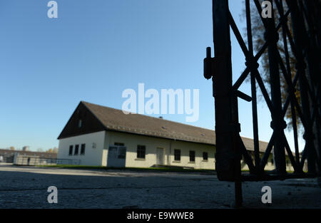 Dachau, Germania. 03 Nov, 2014. Una cerniera sulla porta di ingresso da cui il profilato portante il Nazi slogan "Arbeit macht frei" (lavoro vi rende liberi) è stato rubato dall'ex campo di concentramento di Dachau, Germania, 03 novembre 2014. Il furto della storica Porta di ferro rimane irrisolto. Foto: ANDREAS GEBERT/dpa/Alamy Live News Foto Stock