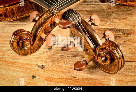 Il collo di un violino e viola su uno sfondo di legno Foto Stock