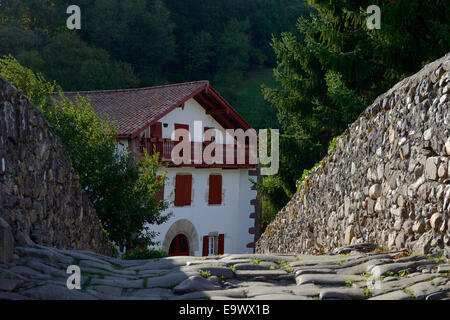 Francia, dei Pirenei atlantici, Basse Navarra, Saint-Etienne-de-Baigorry, il suo ponte romano sul fiume Nive Aldudes Foto Stock