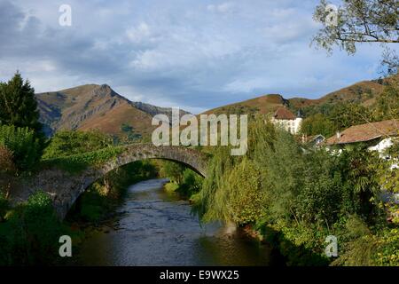 Francia, dei Pirenei atlantici, Basse Navarra, Saint-Etienne-de-Baigorry, il suo ponte romano sul fiume Nive Aldudes Foto Stock