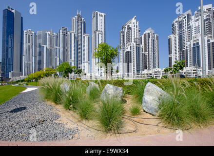 Moderno paesaggio nel parco adiacente appartamento torri a Bay Avenue lo sviluppo di Business Bay Dubai Emirati Arabi Uniti Foto Stock