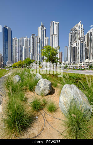 Moderno paesaggio nel parco adiacente appartamento torri a Bay Avenue lo sviluppo di Business Bay Dubai Emirati Arabi Uniti Foto Stock