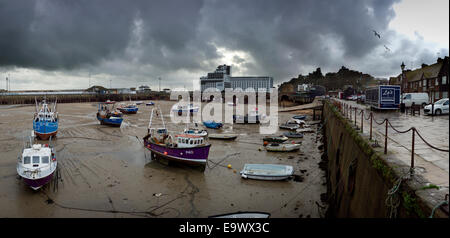 Folkestone, Kent, England Regno Unito. 2 novembre 2014 la stazione ferroviaria dimessa e zona portuale fotografata al buio su un giorno di tempesta Foto Stock