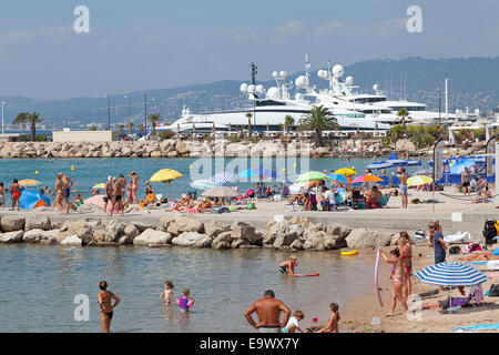 Vicino alla spiaggia e alla marina, Cannes, Cote d'Azur, in Francia Foto Stock