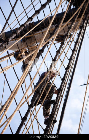 Un marinaio del frigate 'Hermione' salendo il sartiame Rochefort-France). Matelot de l'Ermione grimpant dans le gréement. Foto Stock