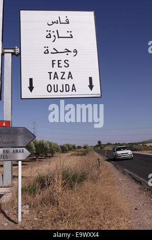 Il Marocco la strada principale autostrada a Fes Fez e Taza e Oujda con cartelli stradali in arabo e in inglese Foto Stock