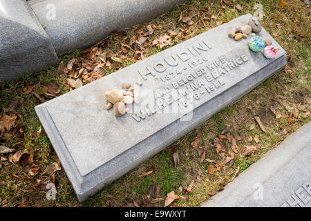 Il riposo finale spot del famoso artista della fuga e mago Harry Houdini è visto in Macpela cimitero nel Queens a New York Foto Stock