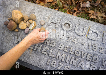 Il riposo finale spot del famoso artista della fuga e mago Harry Houdini è visto in Macpela cimitero nel Queens a New York Foto Stock