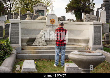 Il riposo finale spot del famoso artista della fuga e mago Harry Houdini è visto in Macpela cimitero nel Queens a New York Foto Stock