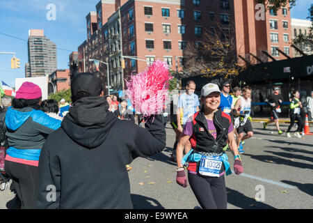 Spettatori guarda i corridori passano attraverso Harlem in New York vicino al 22 mile mark domenica 2 novembre 2014 in NYC Marathon Foto Stock