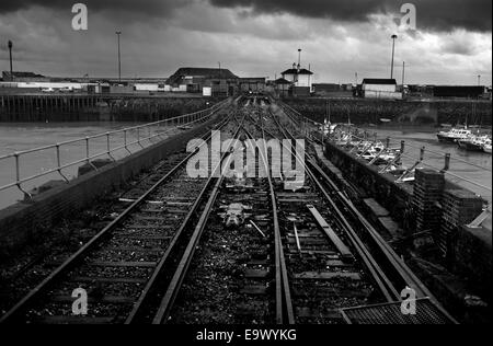 Folkestone, Kent, England Regno Unito. 2 novembre 2014 la stazione ferroviaria dimessa e zona portuale fotografata al buio su un giorno di tempesta Foto Stock