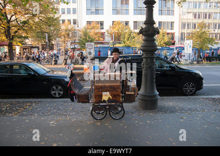 Musicista di strada Organetto Berlino Germania Foto Stock