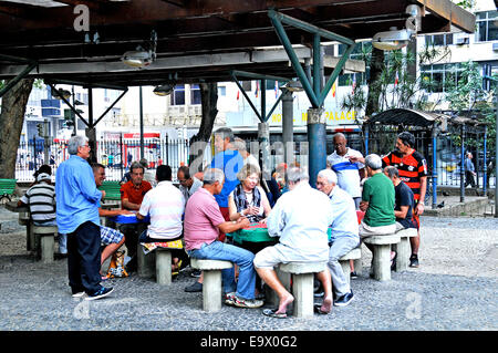 Gli uomini e le donne le carte da gioco in piazza Rio de Janeiro in Brasile Foto Stock