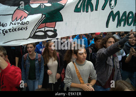 Salonicco, Grecia. 3 Novembre, 2014. Centinaia di studenti di scuola secondaria ha preso per le strade di Salonicco, la seconda città più grande della Grecia, per protestare contro il governo della politica dell'istruzione. Credito: Orhan Tsolak /Alamy Live News Foto Stock