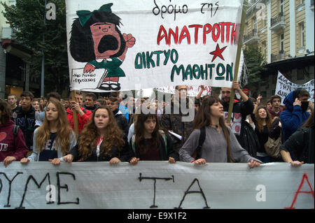 Salonicco, Grecia, 3 novembre, 2014. Centinaia di studenti di scuola secondaria ha preso per le strade di Salonicco, la seconda città più grande della Grecia, per protestare contro il governo della politica dell'istruzione. Credito: Orhan Tsolak /Alamy Live News Foto Stock