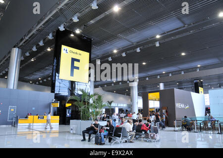 Interno del terminal 3 dell'Aeroporto Internazionale Guarulhos di Sao Paulo in Brasile Foto Stock