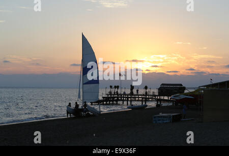 Catamarano al tramonto sulla spiaggia di Manavgat, Antalya, Turchia, Asia Foto Stock