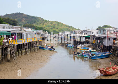 La bassa marea nel fiume da molte case su palafitte in Tai O, un Cinese storico villaggio di pescatori sull'Isola di Lantau, Hong Kong. Foto Stock