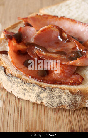 Appena fatti sandwich di pancetta su crostini di pane bianco con Salsa Bruna Foto Stock