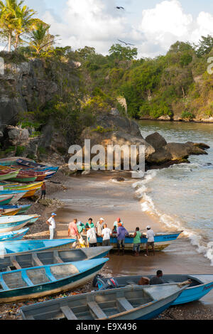 Dominikanische Republik, Osteno, Boca de Yuma, Fischerboote an der Flussmündung des Rio Yuma Foto Stock