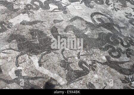 Antico mosaico romano di Ostia Antica, il vecchio porto di Roma, Italia Foto Stock