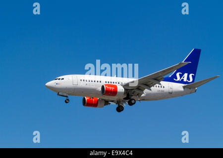 Scandinavian Airlines SAS aereo Boeing 737, LN-PRR sul suo approccio per lo sbarco a Londra Heathrow, England, Regno Unito Foto Stock