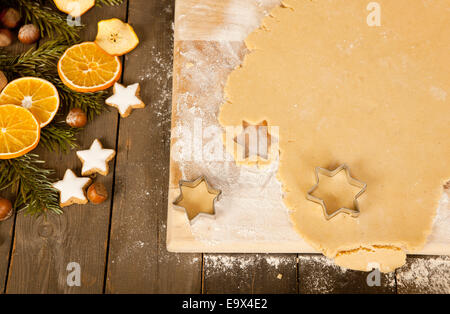 Biscotti di Natale a forma di stelle sono cavava, accanto a decorazione Foto Stock