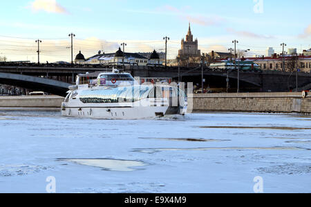 Barca a motore vele sul ghiaccio in inverno nel fiume di Mosca in Russia Foto Stock