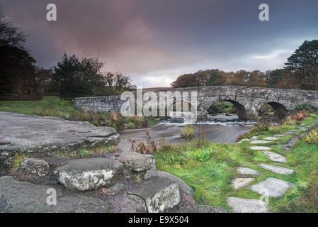 Battaglio Ponte a Postbridge a est del fiume Dart. Parco Nazionale di Dartmoor, Devon, Inghilterra, Regno Unito Foto Stock