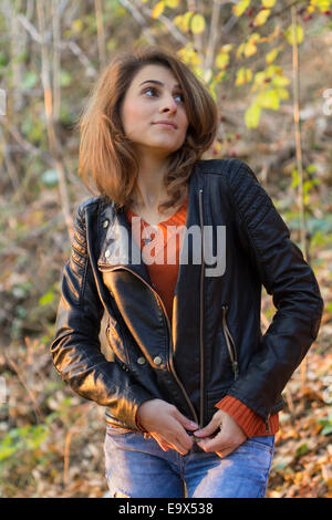 Bella donna in autunno park cercando fino all'aperto shot Foto Stock
