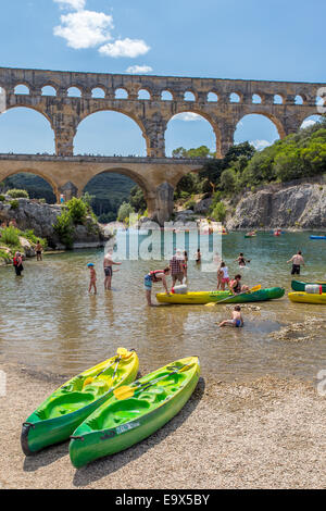 Kayak sotto il Pont du Gard acquedotto romano, Gard, Languedoc, Francia Foto Stock