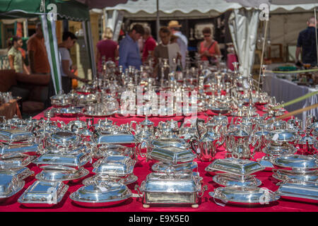 Argenteria nel mercato dell'antiquariato, l'Isle sur la Sorgue, Provenza, Francia Foto Stock