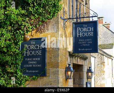 Il Portico House, un candidato per essere l'Inghilterra del più antico pub, Stow-nel-Wold, Gloucestershire, England Regno Unito Foto Stock