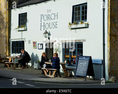 Il Portico House, un candidato per essere l'Inghilterra del più antico pub, Stow-nel-Wold, Gloucestershire, England Regno Unito Foto Stock