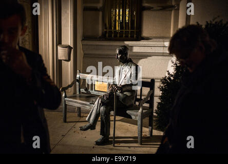 La gente a piedi dalla statua di Jan Karski, un membro della Polonia di II Guerra Mondiale della metropolitana, di fronte al Consolato polacco in NYC. Foto Stock