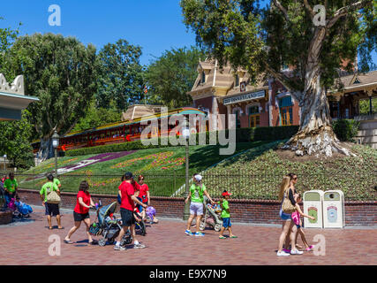 Disneyland Railroad all'ingresso a Disneyland Resort, Anaheim, Orange County, nei pressi di Los Angeles, California, Stati Uniti d'America Foto Stock