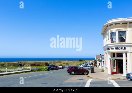 Vista dell'oceano dalla strada principale a Mendocino, Mendocino County, California del Nord, STATI UNITI D'AMERICA Foto Stock