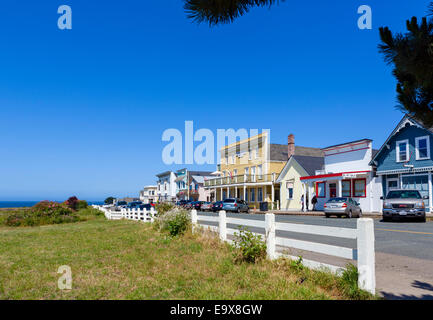 Edifici storici lungo la strada principale con la Mendocino Hotel nel centro, Mendocino, in California del Nord, STATI UNITI D'AMERICA Foto Stock