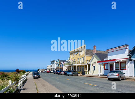 Edifici storici lungo la strada principale con la Mendocino Hotel nel centro, Mendocino, in California del Nord, STATI UNITI D'AMERICA Foto Stock