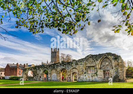 La cattedrale di Gloucester sorge sulle rovine di St Oswald il Priory, bagnata dal sole autunnale, nella città di Gloucester, Inghilterra. Foto Stock