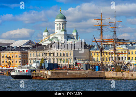 Helsinki, Finlandia - 13 Settembre 2014: central quay di Helsinki con navi ormeggiate, persone a piedi e la cupola della cattedrale della città Foto Stock