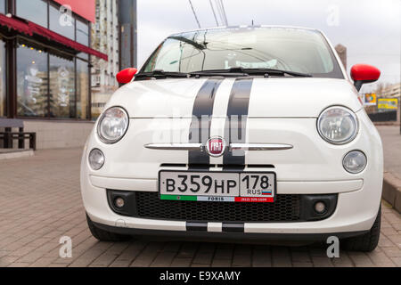 San Pietroburgo, Russia - 31 Ottobre 2014: Fiat 500 Bianco auto sorge sul ciglio della strada a San Pietroburgo, Russia Foto Stock