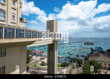 Il Brasile, Salvador, l'ascensore Lacerda e il Mercedo Modelo in background Foto Stock