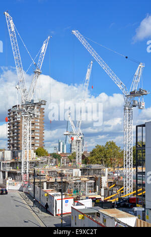 Gru su Elephant e Castle progetto di rigenerazione sito in costruzione dopo la demolizione del Heygate Estate Southwark Sud Londra Inghilterra REGNO UNITO Foto Stock