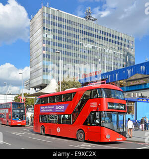 Autobus a due piani rosso Boris a Elephant e. Castle Shopping Centre fermata dell'autobus e edificio degli uffici Southwark South London Inghilterra Regno Unito Foto Stock