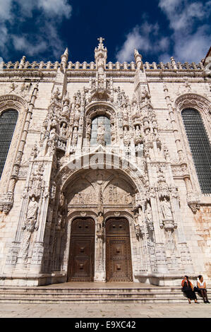 Verticale fino in prossimità della splendida decorativo portale sud del monastero di San Geronimo in Belem, Lisbona Foto Stock